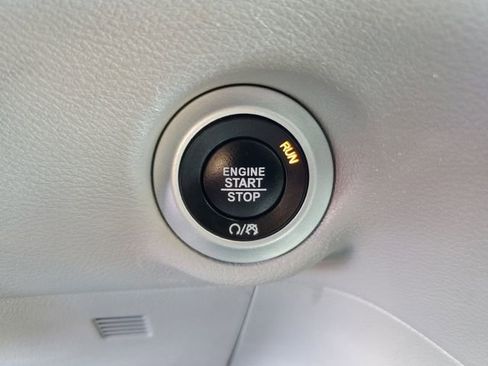 Used 2024 Chrysler Pacifica Touring-L image 23