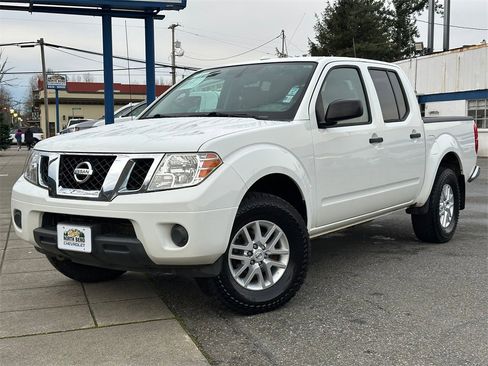 Used 2015 Nissan Frontier SV image 2