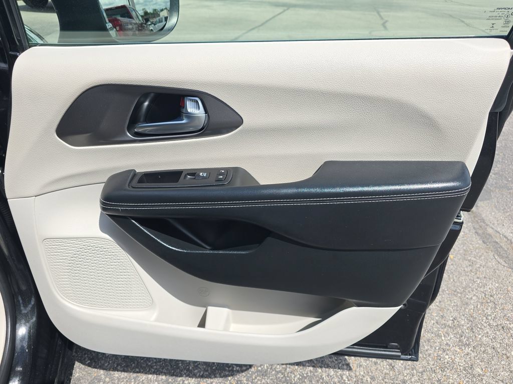 Used 2023 Chrysler Pacifica Touring-L FWD image 18