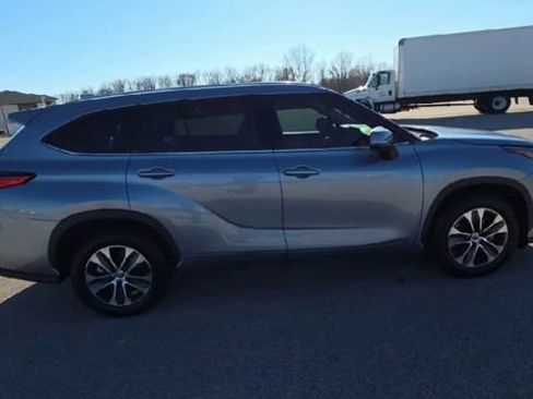 Used 2021 Toyota Highlander XLE image 2