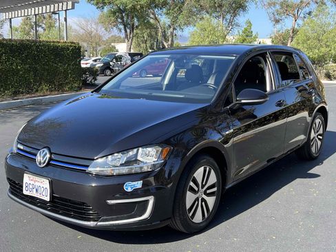 Used 2018 Volkswagen e-Golf SE w/ DC Fast Charging Package image 13