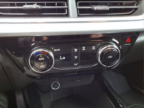 Used 2025 Chevrolet Trax LT FWD image 22