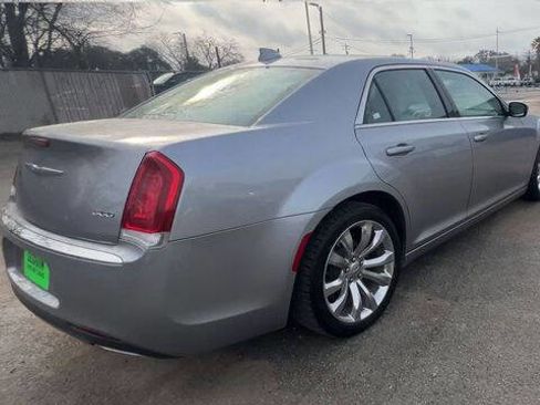 Used 2018 Chrysler 300 Touring L image 8