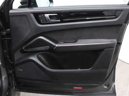 Used 2023 Porsche Cayenne GTS w/ Premium Package image 19