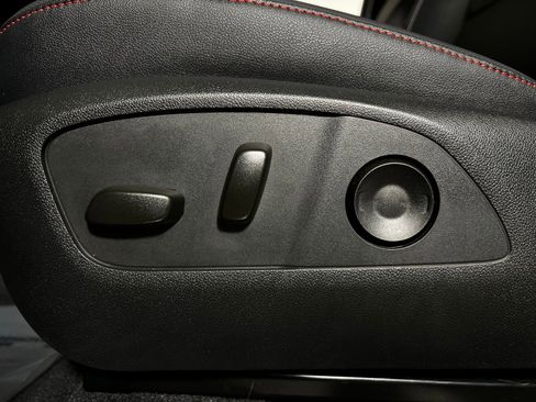 Used 2025 Chevrolet Traverse Z71 image 14