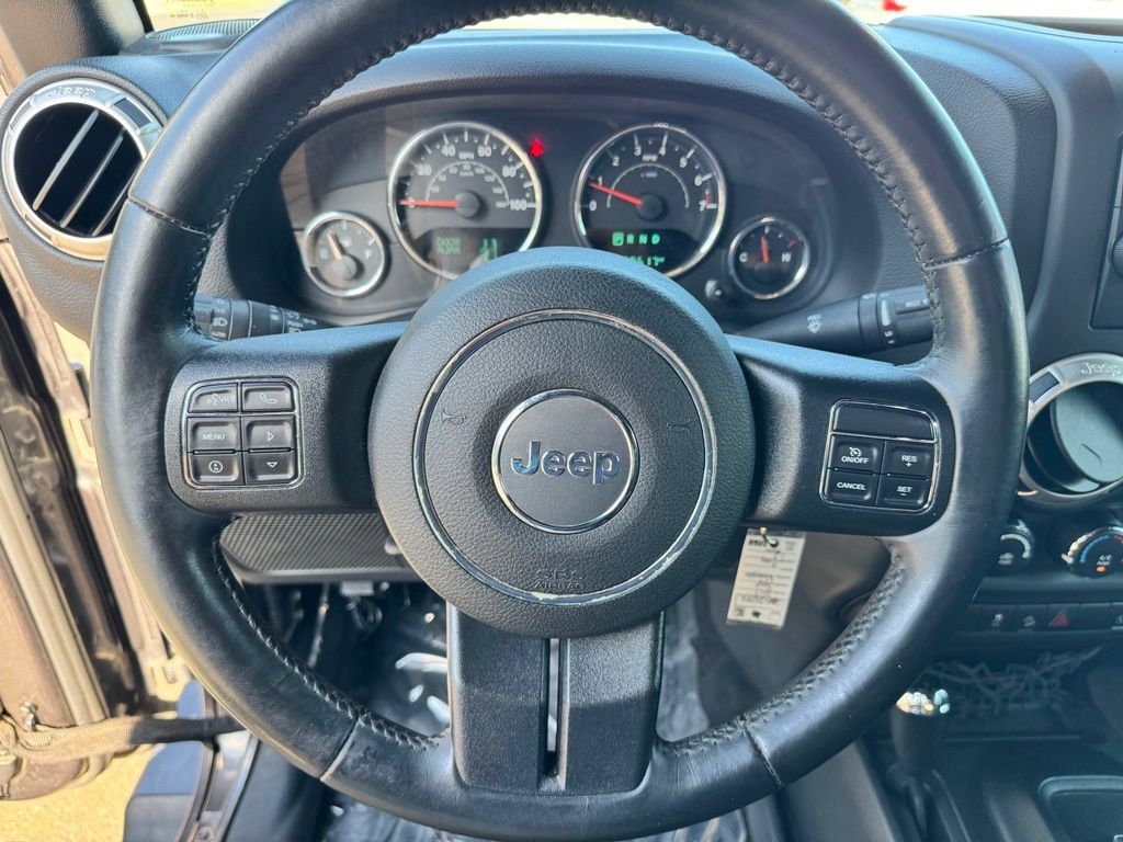 Used 2017 Jeep Wrangler Unlimited Sahara w/ Connectivity Group AWD/4WD image 9