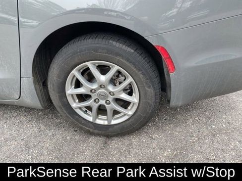 Used 2022 Chrysler Pacifica Touring-L image 13