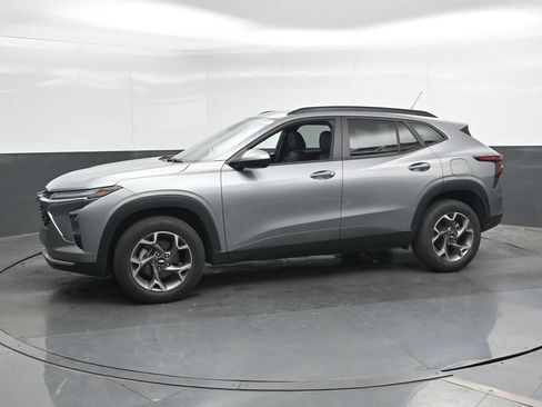 Used 2025 Chevrolet Trax LT w/ LT Convenience Package FWD image 7