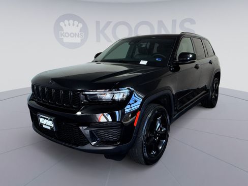 Used 2023 Jeep Grand Cherokee Altitude AWD/4WD image 1