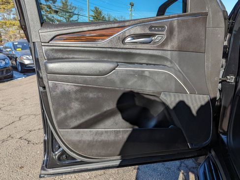 Used 2022 Cadillac Escalade Premium Luxury image 11