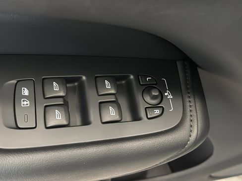Used 2025 Volvo XC60 B5 Plus AWD/4WD image 23