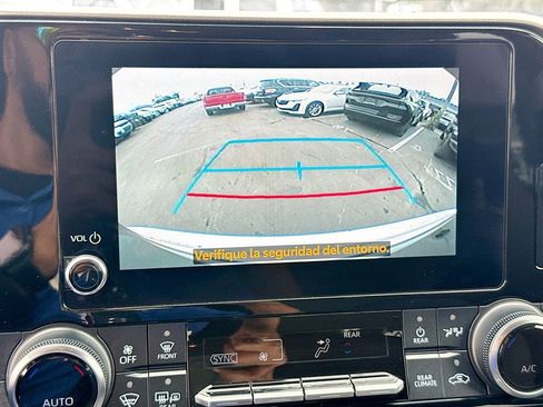 Used 2024 Toyota Highlander LE AWD/4WD image 15