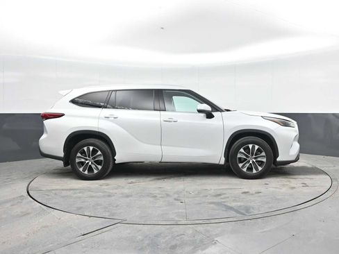 Used 2022 Toyota Highlander XLE AWD/4WD image 9