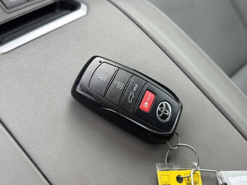 Used 2024 Toyota Highlander LE image 28