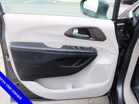 Used 2017 Chrysler Pacifica Touring-L image 19