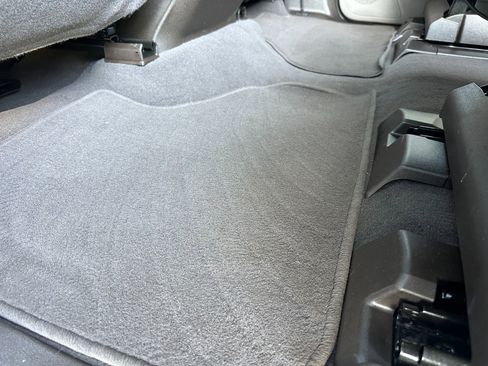 Used 2024 GMC Yukon XL SLT w/ SLT Luxury Package image 18