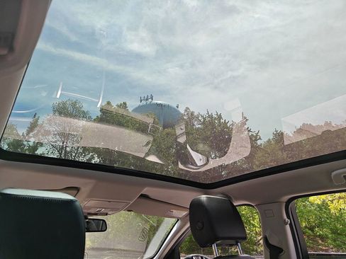 Used 2017 Land Rover Discovery Sport HSE image 25