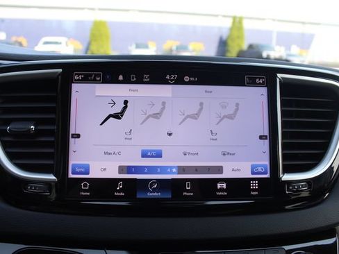 Used 2024 Chrysler Pacifica Touring-L FWD image 4