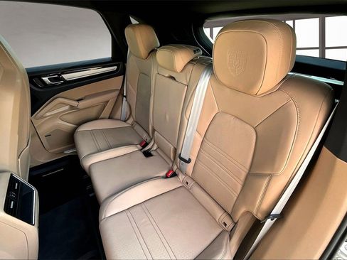 Used 2023 Porsche Cayenne Platinum Edition image 27