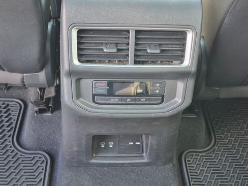 Used 2024 Volkswagen Atlas SE w/ Panoramic Sunroof Package FWD image 32