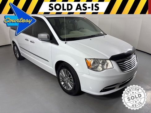 Used 2014 Chrysler Town & Country Touring-L w/ Driver Convenience Group FWD image 2