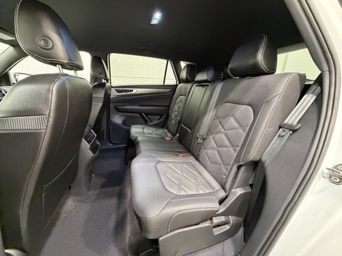 Used 2024 Volkswagen Atlas Cross Sport SE FWD image 22