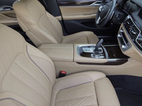 Used 2021 BMW 740i w/ Premium Package RWD image 10