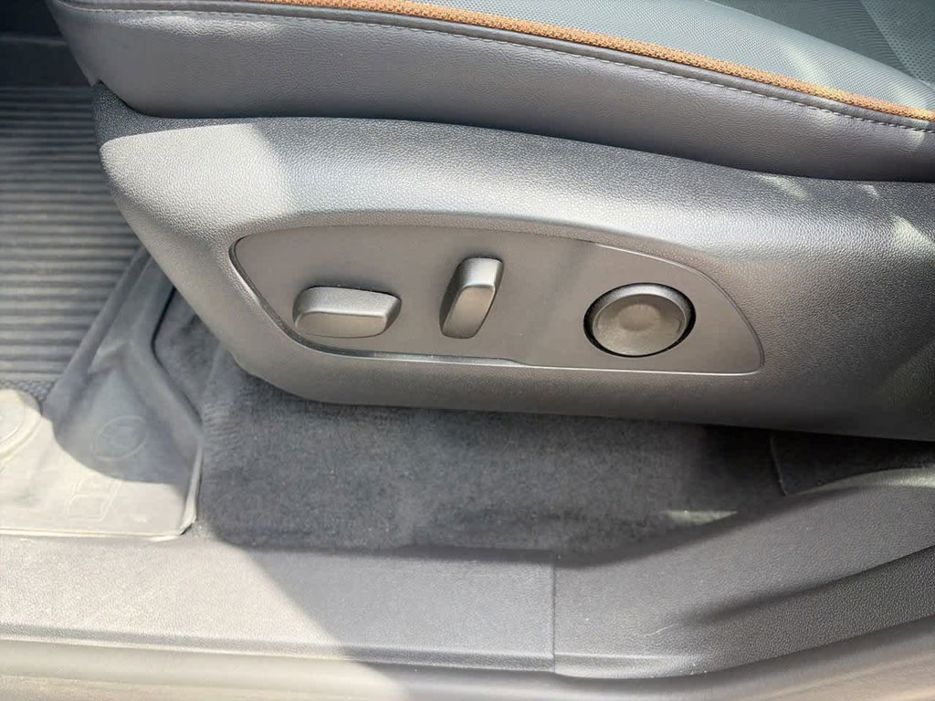 Used 2025 GMC Acadia AT4 w/ LPO, Floor Liner Package AWD/4WD image 18