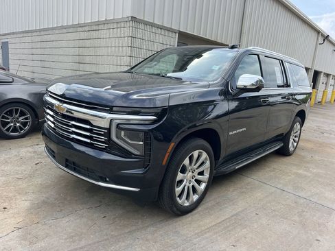 Used 2025 Chevrolet Suburban Premier image 3