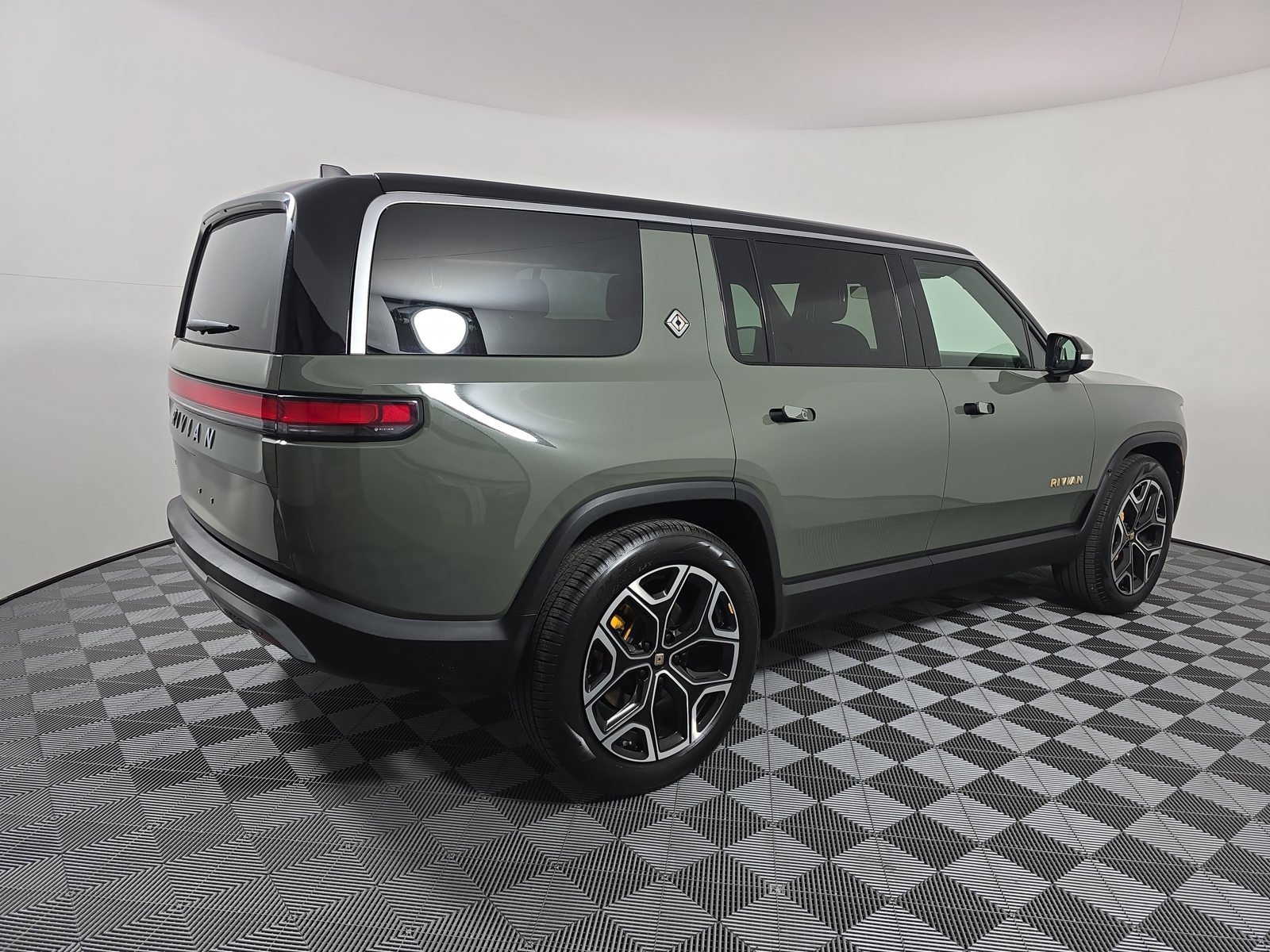 Used 2023 Rivian R1S Launch Edition Quad AWD/4WD image 5