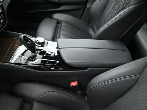 Used 2022 BMW 540i w/ Executive Package image 9