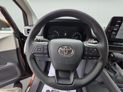 Used 2022 Toyota Sienna LE image 14