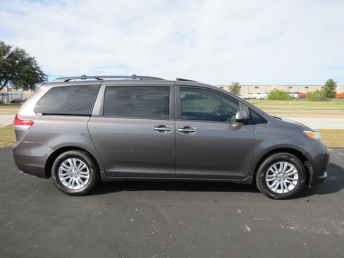Used 2012 Toyota Sienna XLE image 4