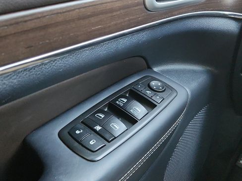 Used 2015 Jeep Grand Cherokee Overland image 16