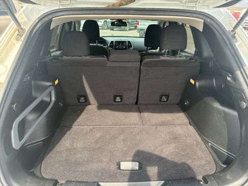 Used 2017 Jeep Cherokee Sport FWD image 27
