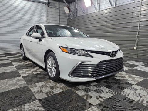 Used 2022 Toyota Camry LE image 4