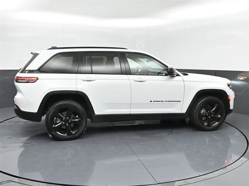 Used 2024 Jeep Grand Cherokee Altitude AWD/4WD image 25