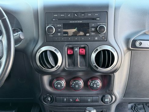 Used 2018 Jeep Wrangler Sahara w/ Dual Top Group AWD/4WD image 16