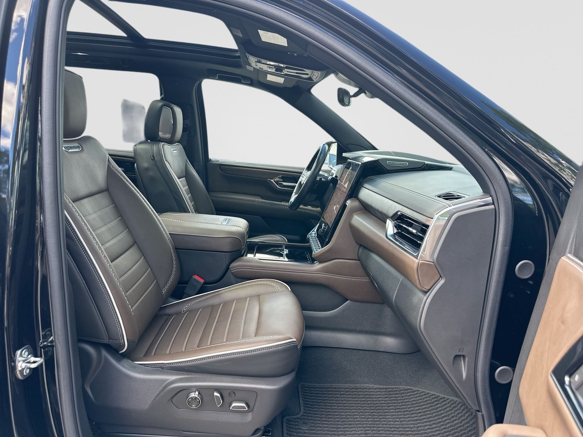 Certified 2025 GMC Yukon Denali Ultimate AWD/4WD image 28