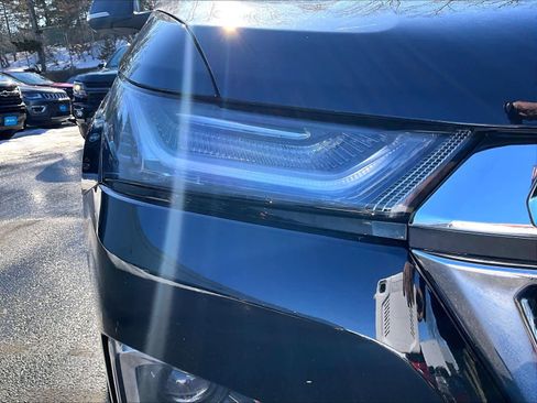 Used 2023 Chevrolet Traverse LT w/ Rear Camera Mirror Package image 33