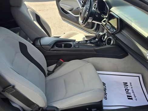 Used 2021 Chevrolet Camaro LT w/ Technology Package image 10