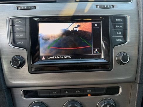 Used 2015 Volkswagen Golf TDI S image 10