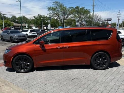Used 2018 Chrysler Pacifica Touring-L Plus w/ Advanced Safetytec Group FWD image 14