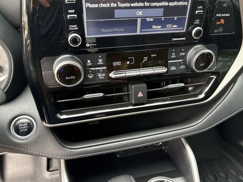 Used 2021 Toyota Highlander L image 24