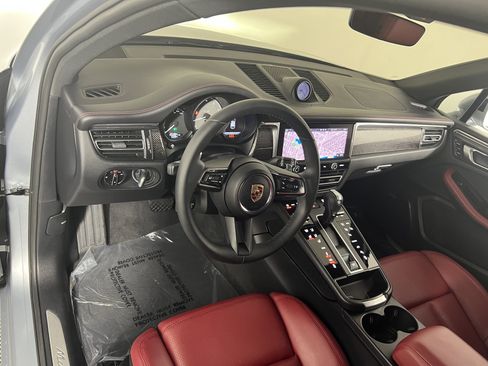 Certified 2025 Porsche Macan S AWD/4WD image 4