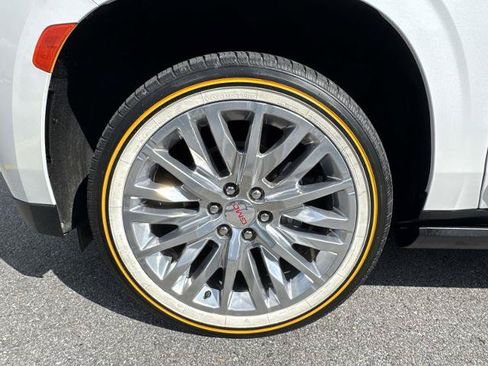 Used 2023 GMC Yukon XL Denali RWD image 9