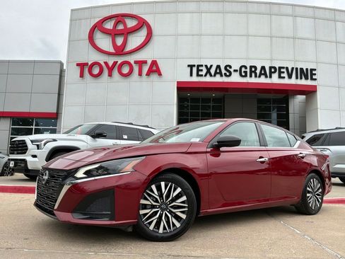 Used 2025 Nissan Altima 2.5 SV FWD image 2
