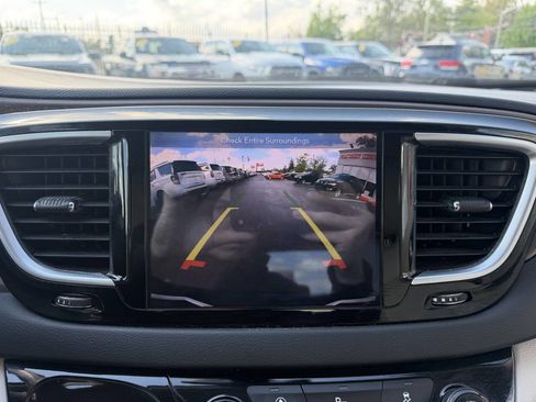 Used 2018 Chrysler Pacifica Touring-L Plus FWD image 14