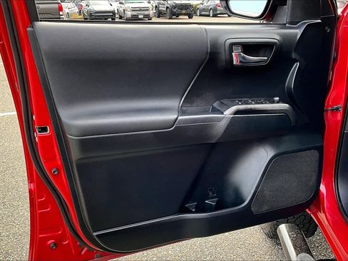 Certified 2016 Toyota Tacoma SR5 image 22