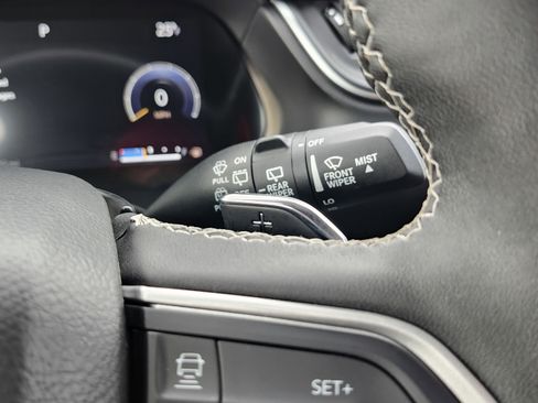 Used 2023 Jeep Grand Cherokee Limited image 11